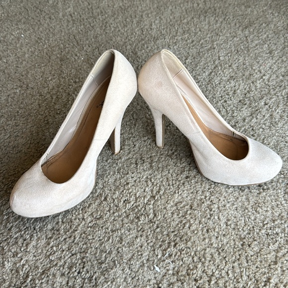 Beige suede heels - Picture 3 of 4